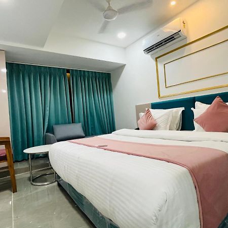 سورات Hotel The Vital المظهر الخارجي الصورة
