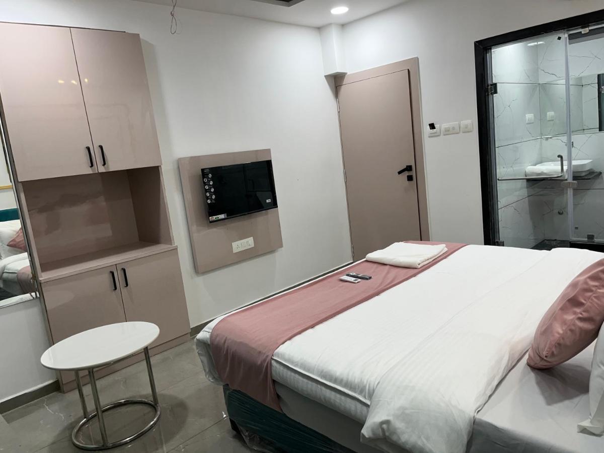 سورات Hotel The Vital المظهر الخارجي الصورة