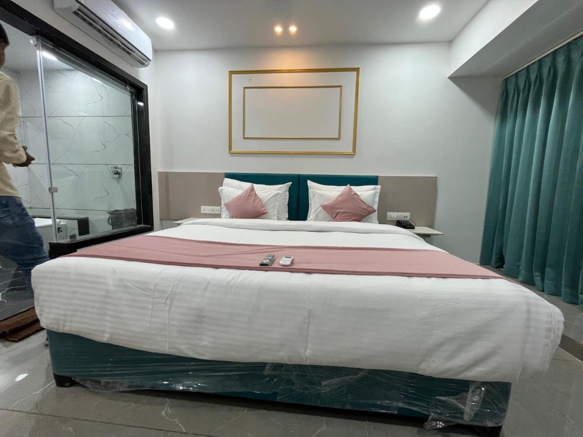 سورات Hotel The Vital المظهر الخارجي الصورة