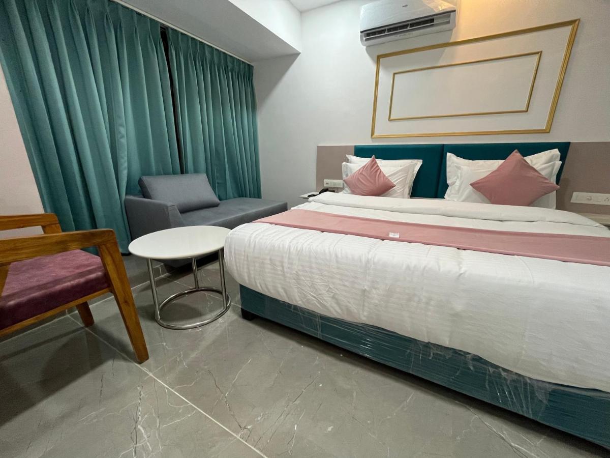 سورات Hotel The Vital المظهر الخارجي الصورة