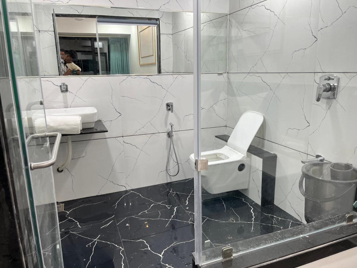 سورات Hotel The Vital المظهر الخارجي الصورة