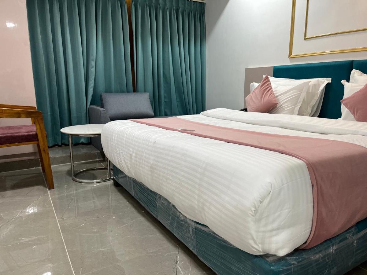 سورات Hotel The Vital المظهر الخارجي الصورة