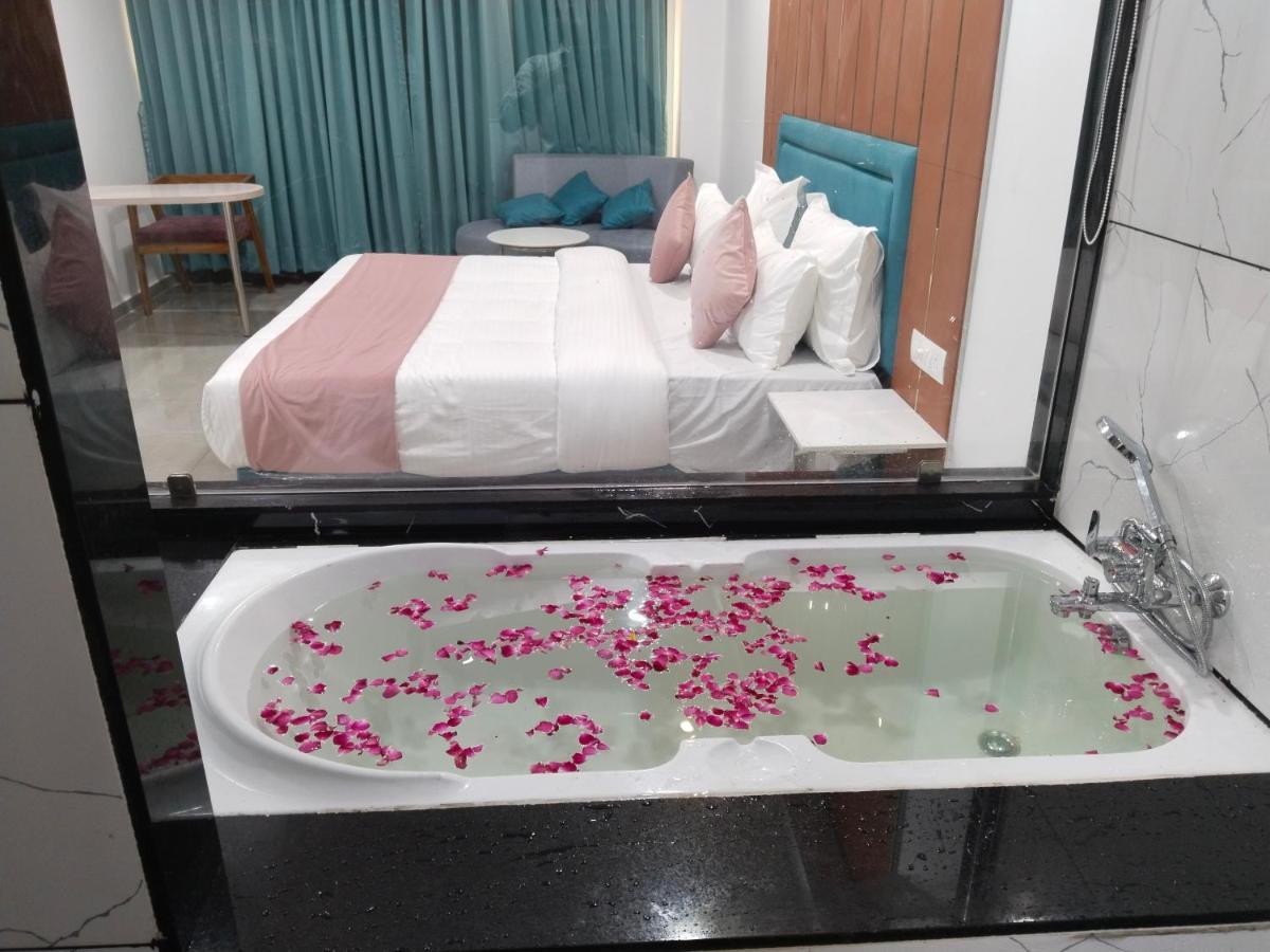 سورات Hotel The Vital المظهر الخارجي الصورة