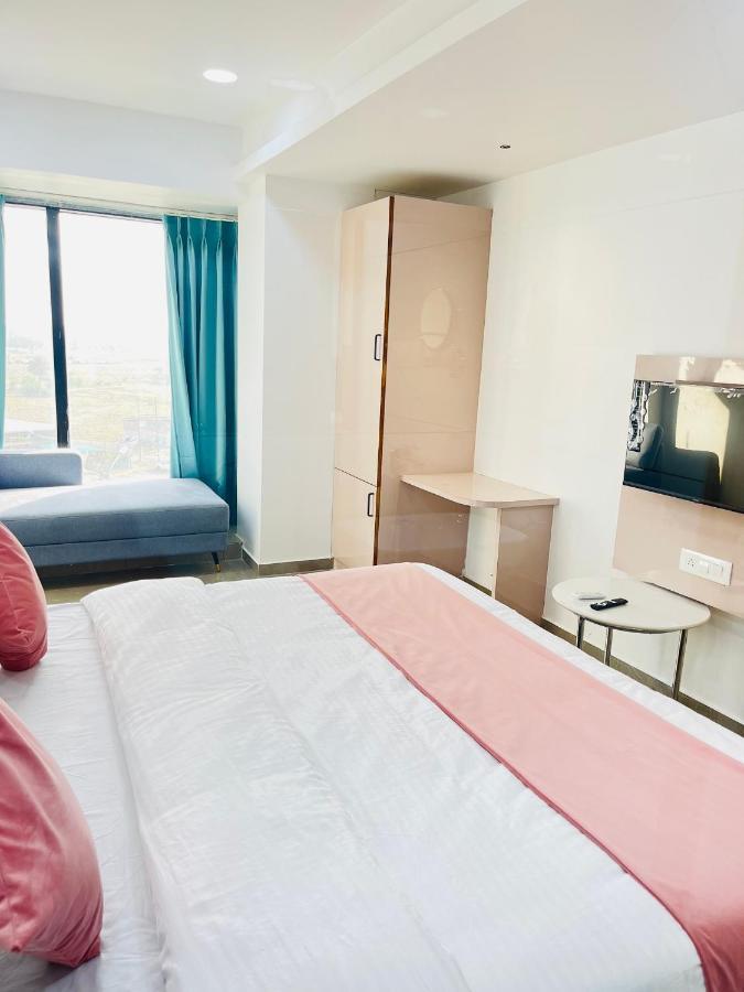 سورات Hotel The Vital المظهر الخارجي الصورة