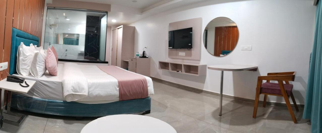 سورات Hotel The Vital المظهر الخارجي الصورة