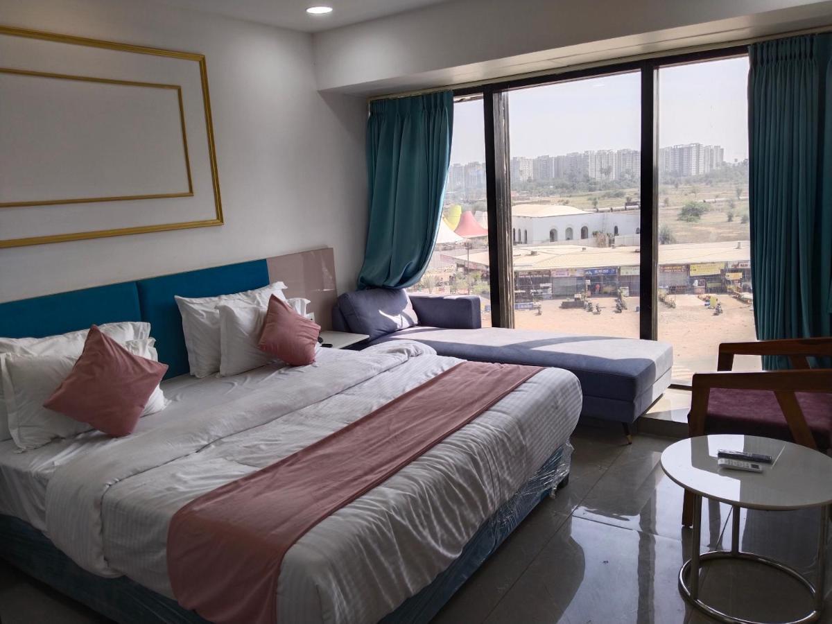 سورات Hotel The Vital المظهر الخارجي الصورة