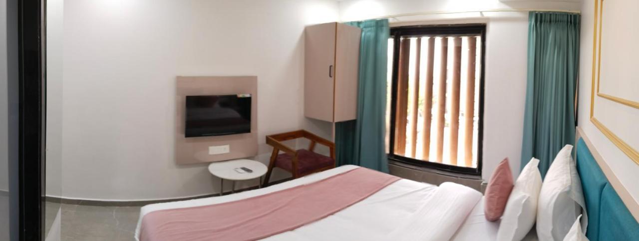 سورات Hotel The Vital المظهر الخارجي الصورة